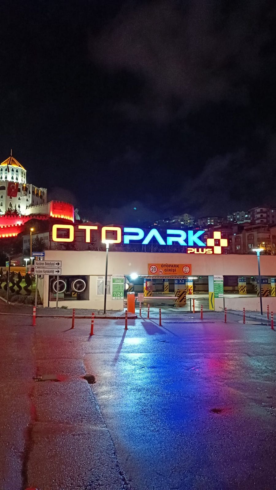 Ankara Keçiören OTOPARK PLUS, neon tabelalı giriş ve Keçiören Kalesi